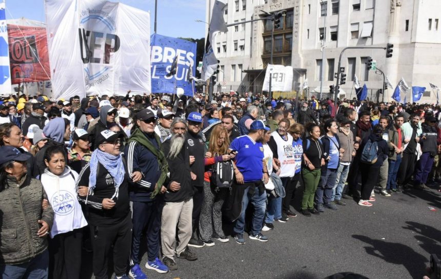 TERRITORIOS EN LUCHA SE MOVILIZA ANTE LA FALTA DE ALIMENTOS EN LOS COMEDORES