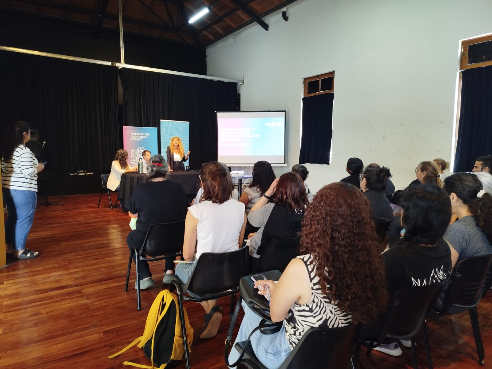 REALIZAN UNA CAPACITACIÓN PARA PEQUEÑOS EMPRENDEDORES DE ALIMENTOS