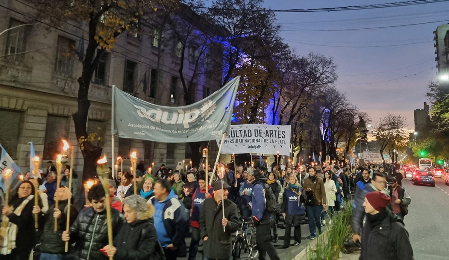 CONVOCAN A UNA MARCHA DE ANTORCHAS EN DEFENSA DE LA EDUCACIÓN PÚBLICA UNIVERSITARIA