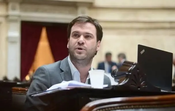 JUAN MANUEL LÓPEZ: "KARINA MILEI ES UNA OBSTRUCCIÓN PARA LA EFICIENCIA DEL GOBIERNO”