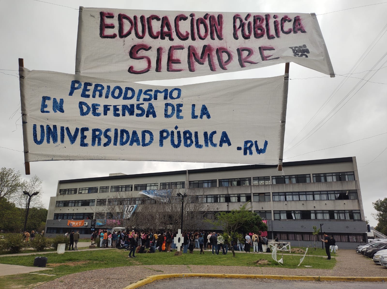 ALUMNOS TOMARON LA FACULTAD DE PERIODISMO DE LA PLATA