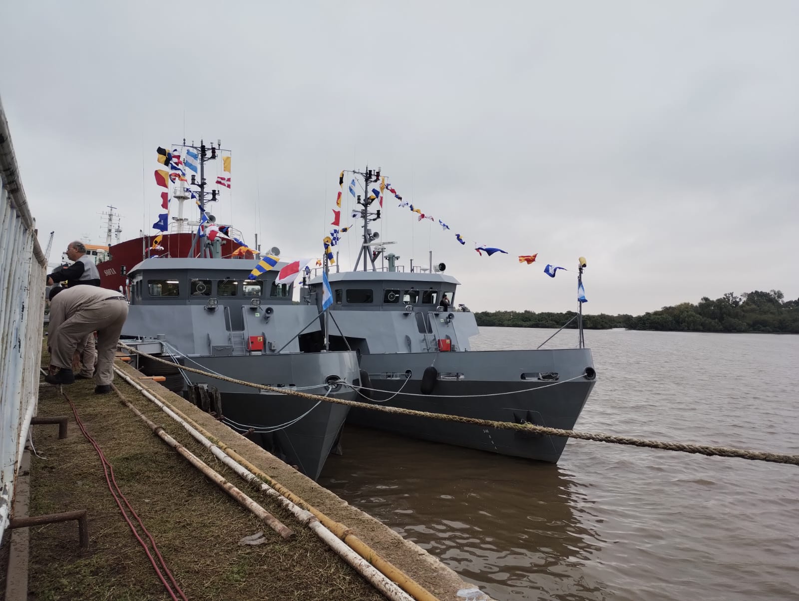 CON LA PRESENCIA DEL GOBERNADOR ENTREGARON EMBARCACIONES PARA LA ARMADA ARGENTINA