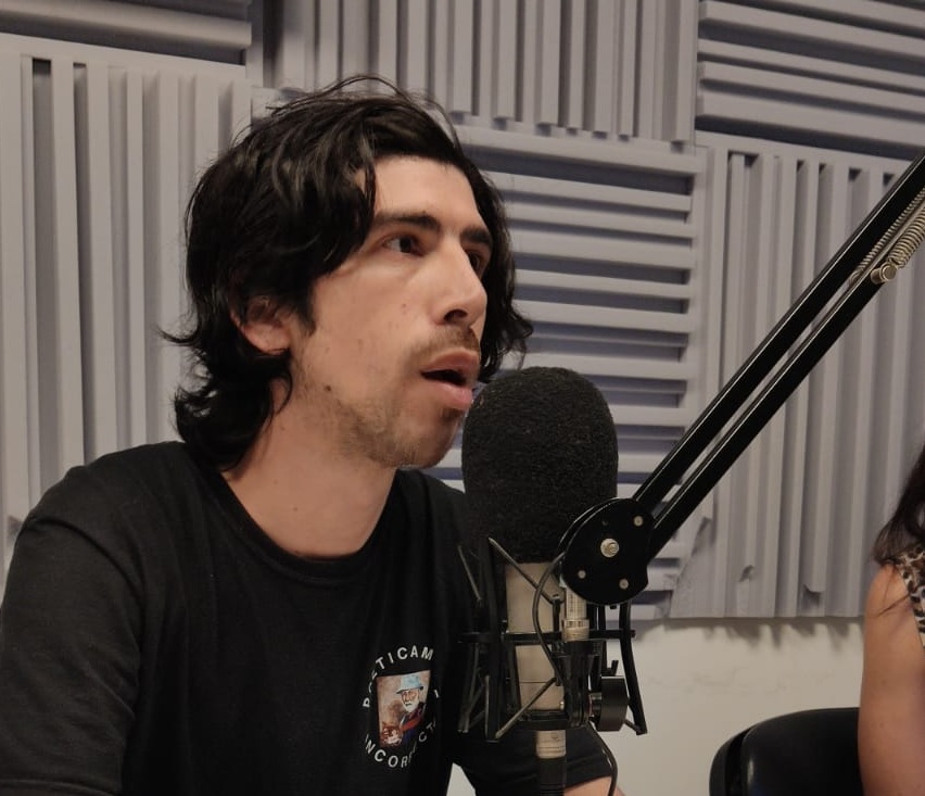 ELVIS BÁEZ PRESENTÓ SU LIBRO “CRÓNICAS DE UN VILLERO"