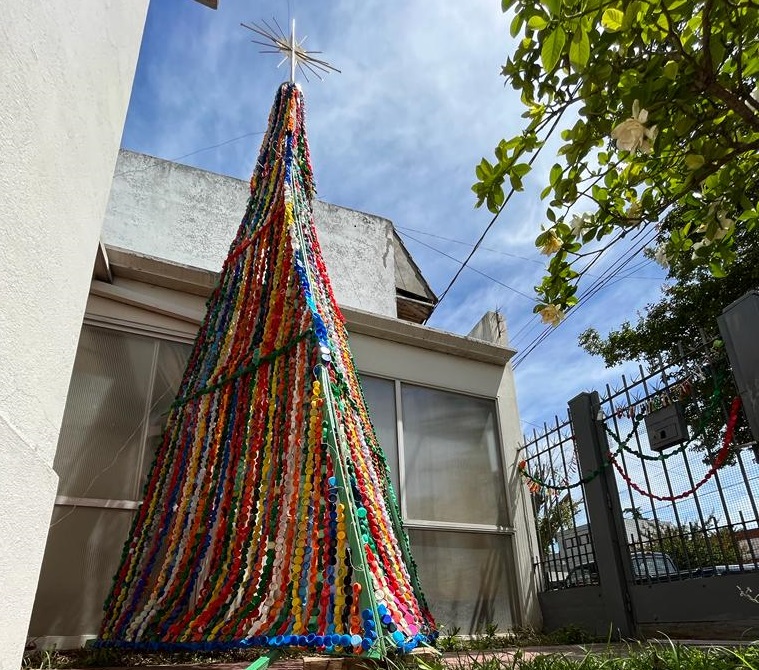 LA PLATA: VECINO ARMÓ SU ÁRBOL CON MATERIAL RECICLADO