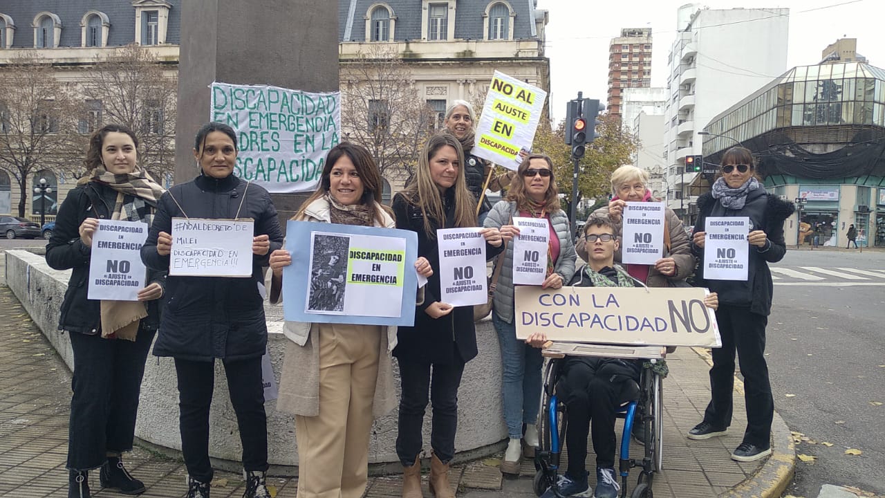 FAMILIAS DE PERSONAS CON DISCAPACIDAD MANIFIESTAN FRENTE A PLAZA SAN MARTÍN