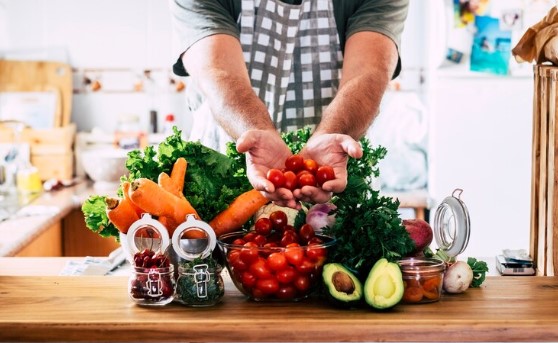 ¿CON QUÉ DEBEMOS HIDRATARNOS Y QUÉ TENEMOS COMER?