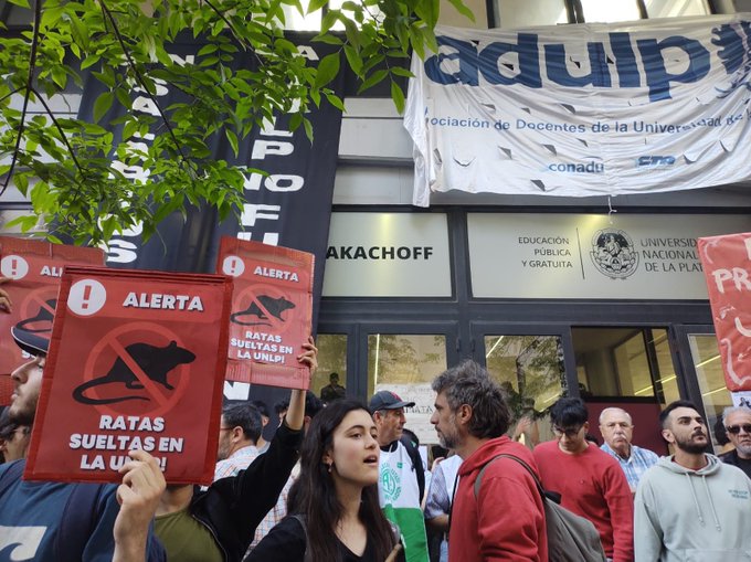 TRAS UN ESCRACHE, LA LIBERTAD AVANZA SUSPENDIÓ UNA ACTIVIDAD EN LA UNIVERSIDAD DE LA PLATA