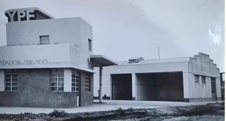 CONVIERTEN UNA VIEJA ESTACIÓN DE SERVICIO EN UN HOSTEL