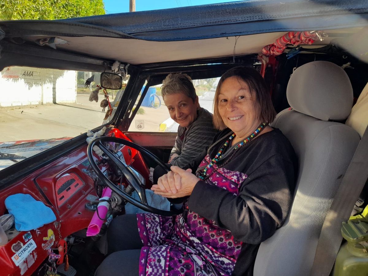 DOS AMIGAS Y UN SUEÑO QUE FLUYE A TRAVÉS DE UN MEHARI